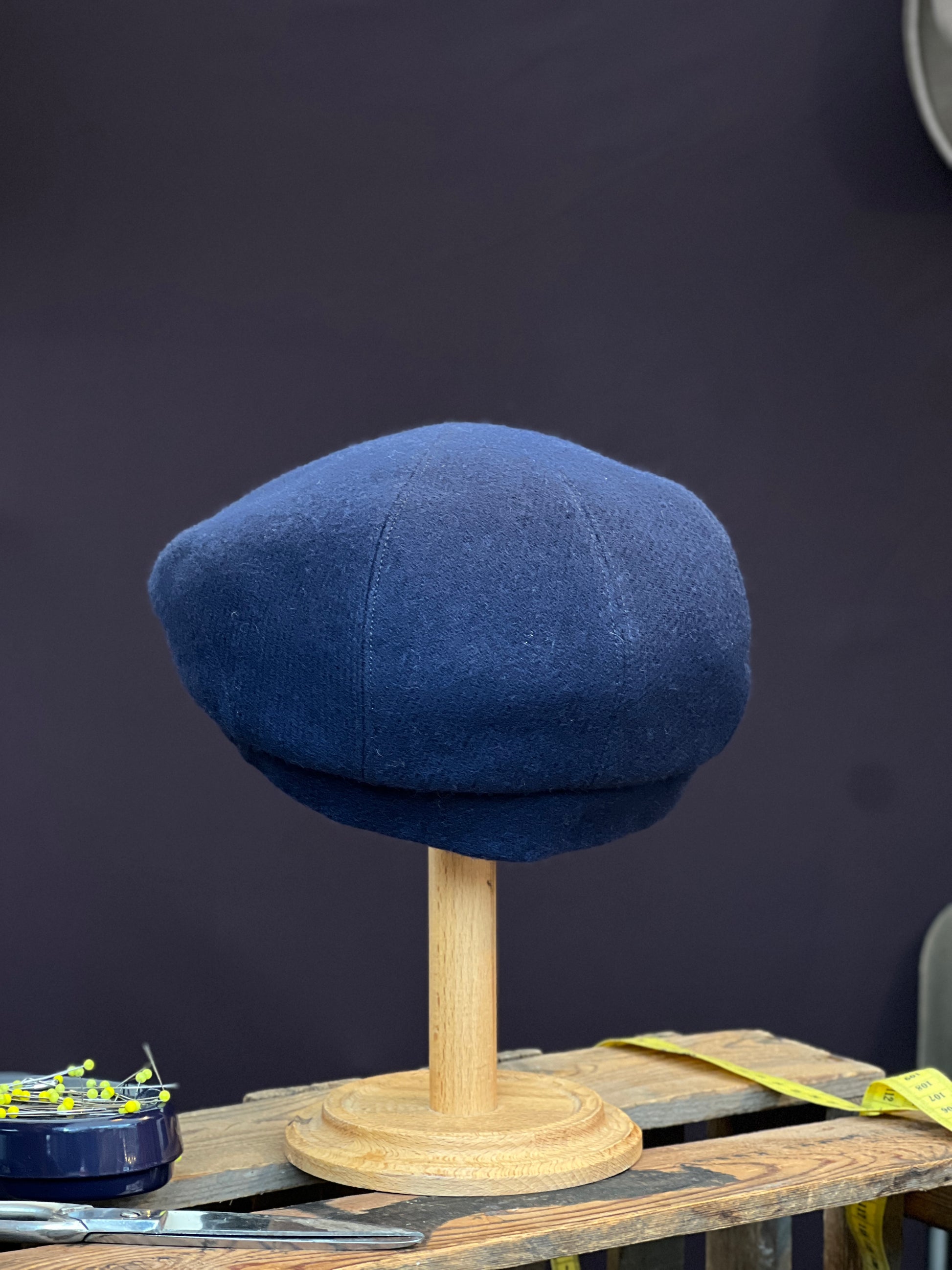Handgefertigte Studio Bosche Schiebermütze aus Wolle in Navy Blau Hinten