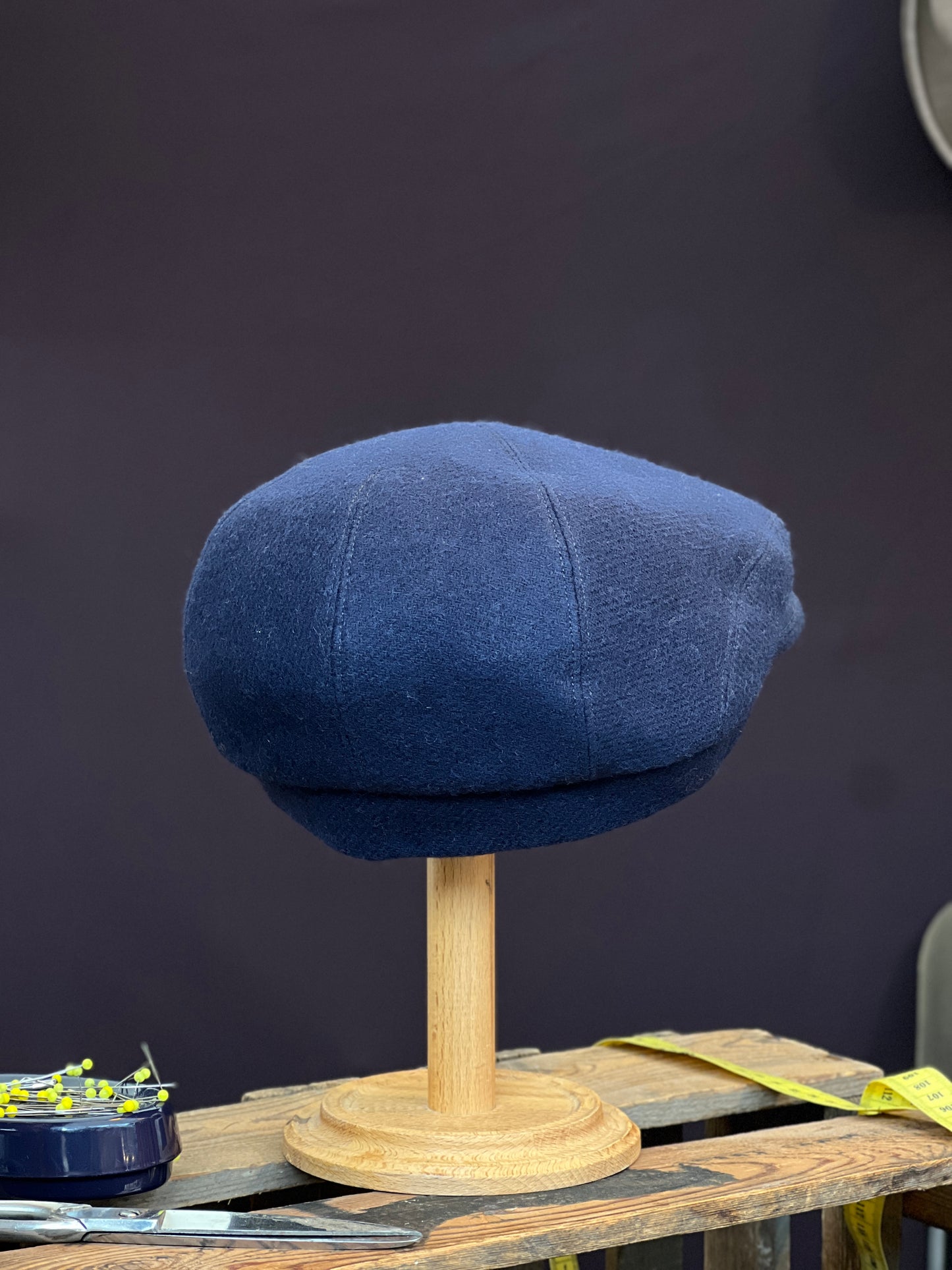 Handgefertigte Studio Bosche Schiebermütze aus Wolle in Navy Blau Seite Hinten