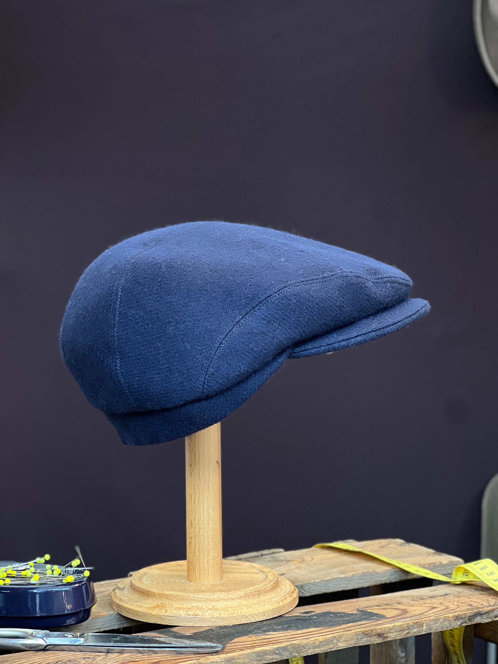 Handgefertigte Studio Bosche Schiebermütze aus Wolle in Navy Blau Seite Rechts