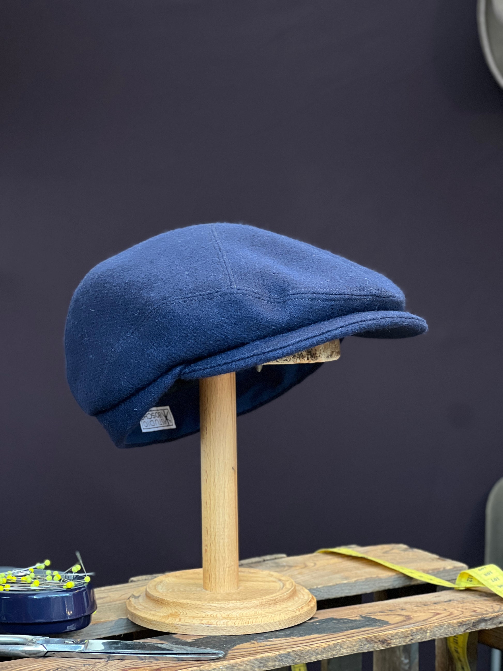 Handgefertigte Studio Bosche Schiebermütze aus Wolle in Navy Blau Seite Vorne