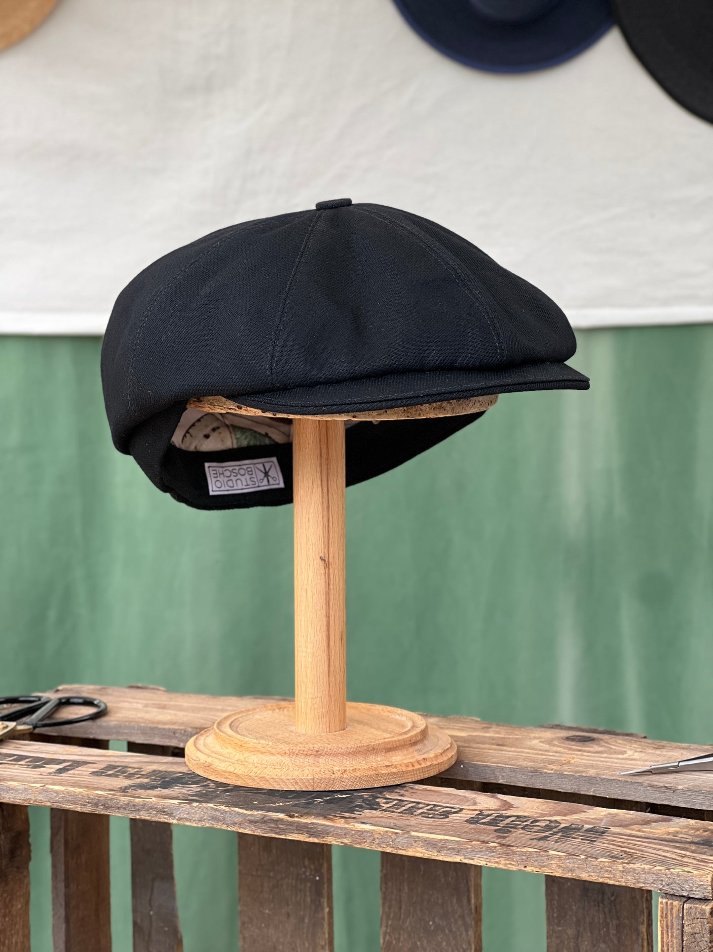 Studio Bosche Zeitungsjungenmütze/Bakerboy Handgefertigt in Schwarzem Denim für Herren Vorne Seite