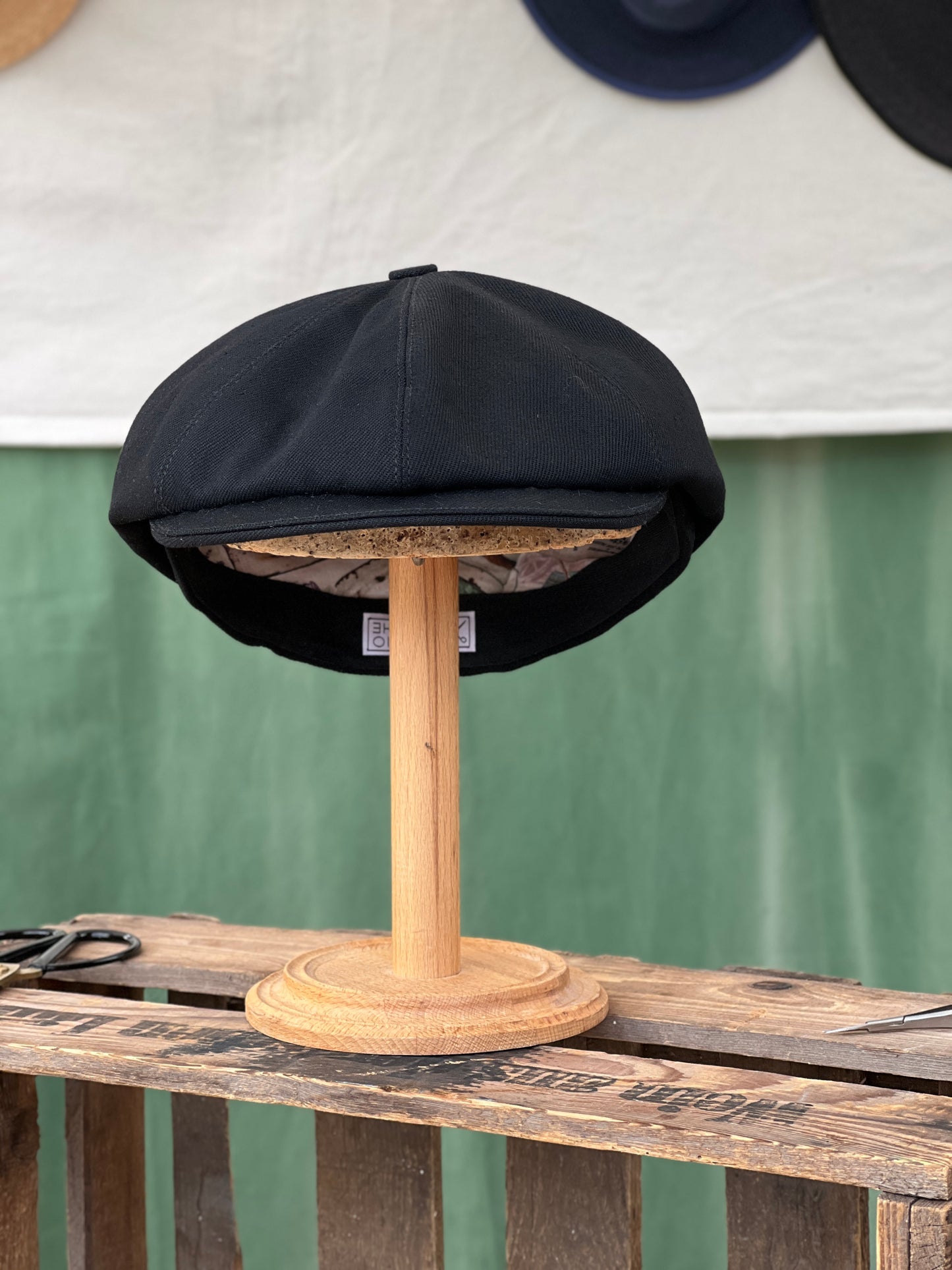 Studio Bosche Zeitungsjungenmütze/Bakerboy Handgefertigt in Schwarzem Denim für Herren Vorne