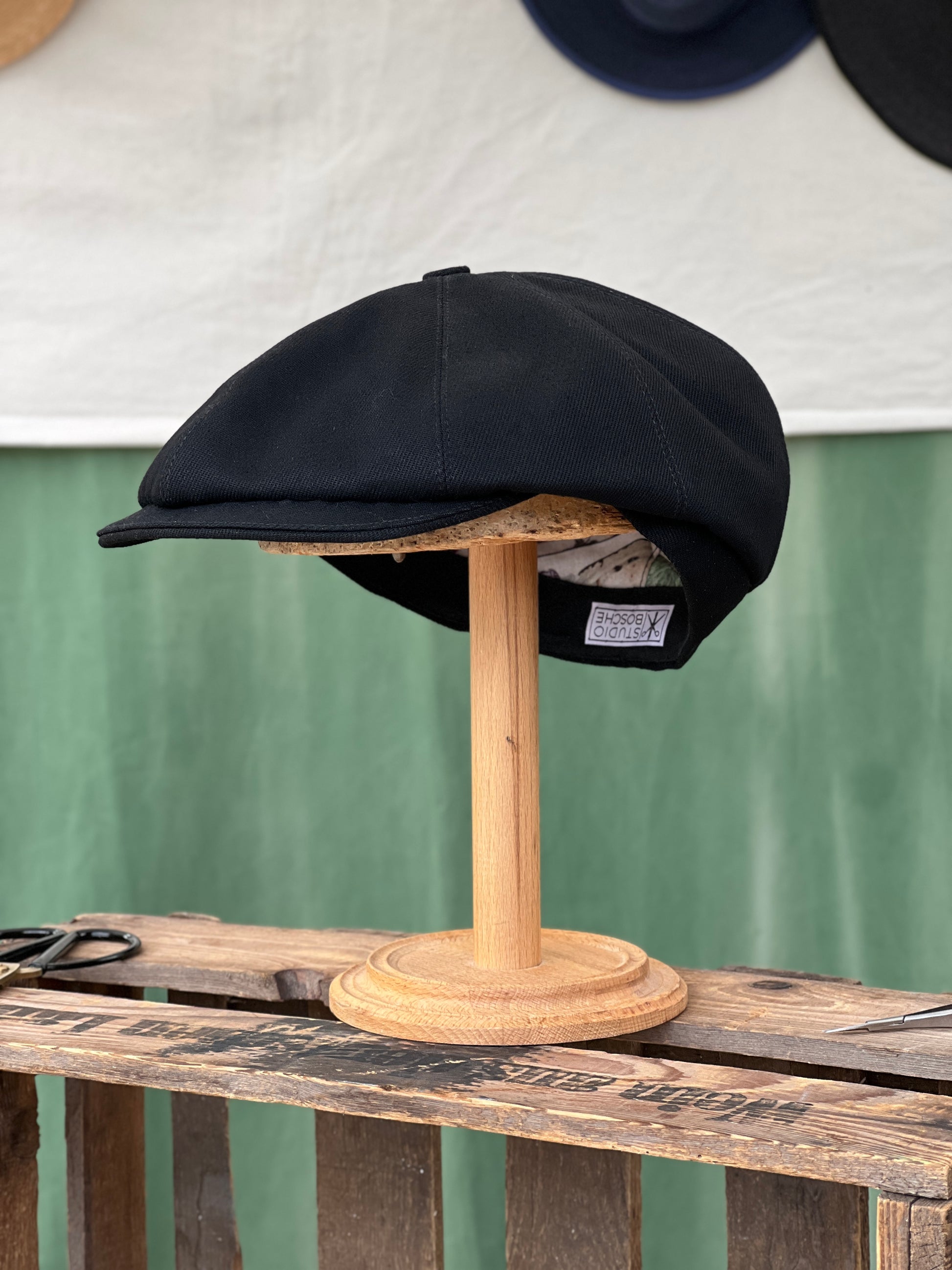 Studio Bosche Zeitungsjungenmütze/Bakerboy Handgefertigt in Schwarzem Denim für Herren Seite Vorne