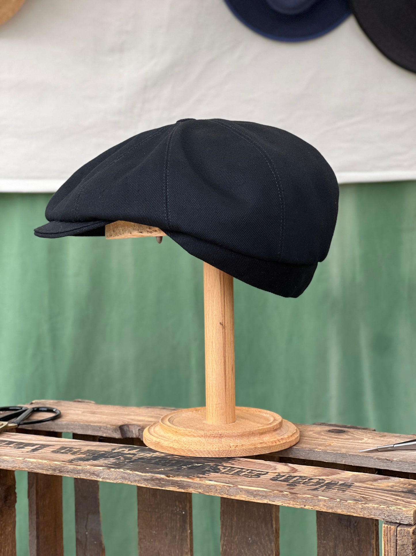 Studio Bosche Zeitungsjungenmütze/Bakerboy Handgefertigt in Schwarzem Denim für Herren Seite