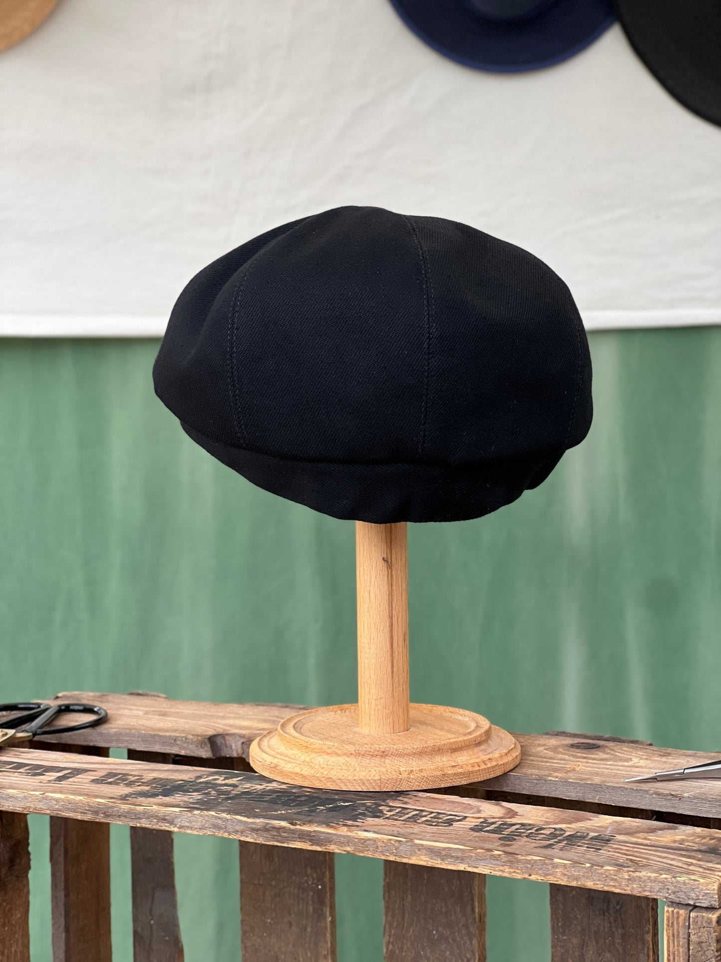 Studio Bosche Zeitungsjungenmütze/Bakerboy Handgefertigt in Schwarzem Denim für Herren Hinten