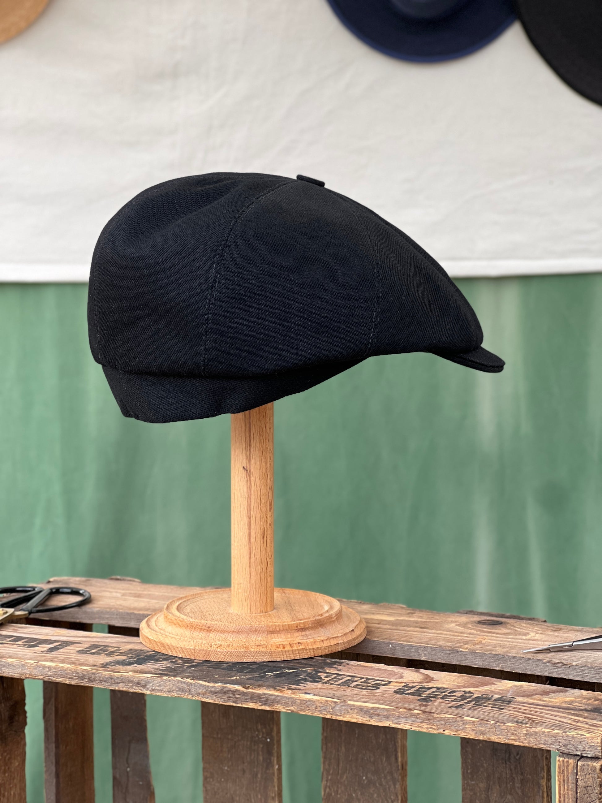 Studio Bosche Zeitungsjungenmütze/Bakerboy Handgefertigt in Schwarzem Denim für Herren Seite hinten