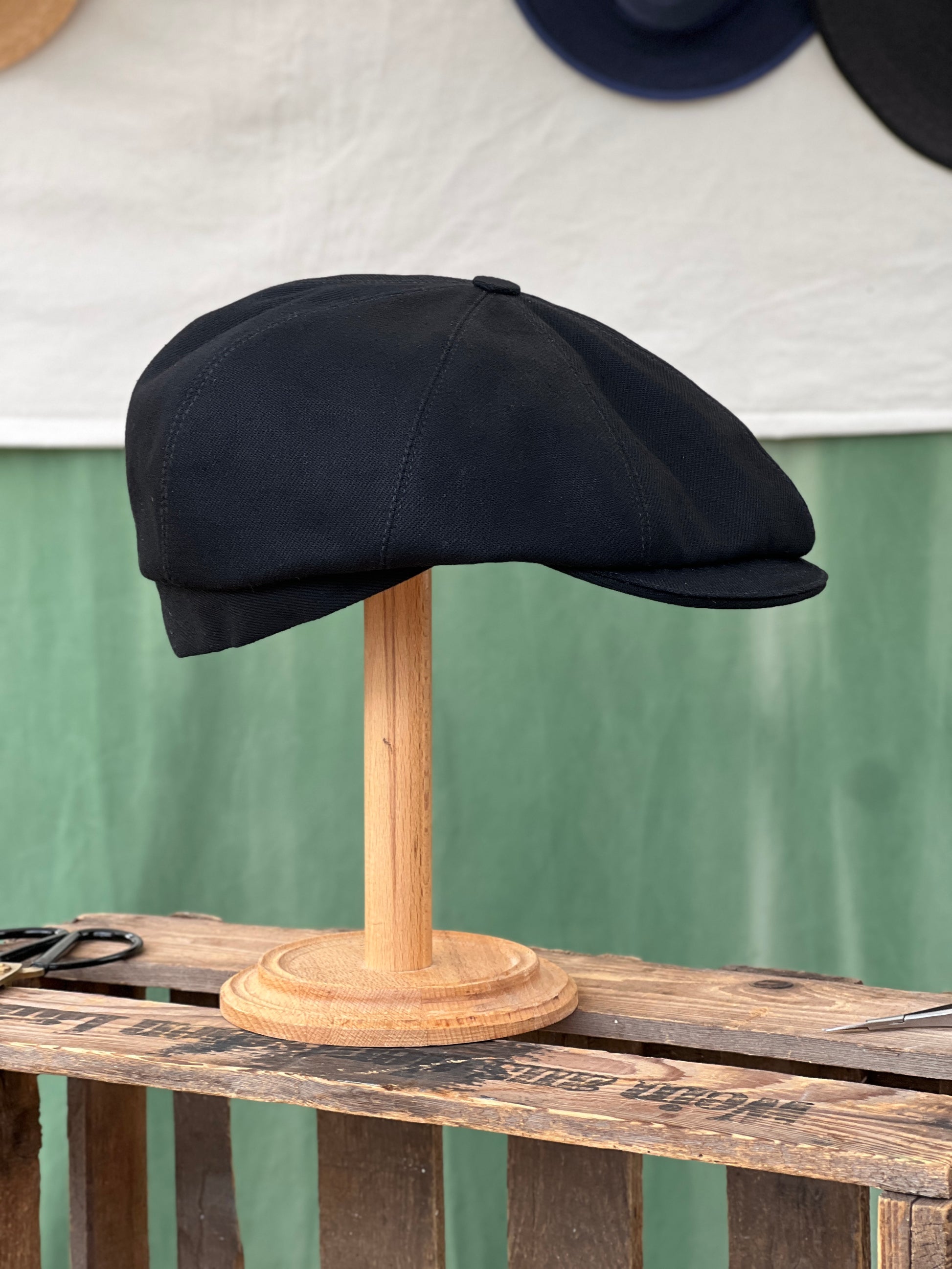 Studio Bosche Zeitungsjungenmütze/Bakerboy Handgefertigt in Schwarzem Denim für Herren Seite