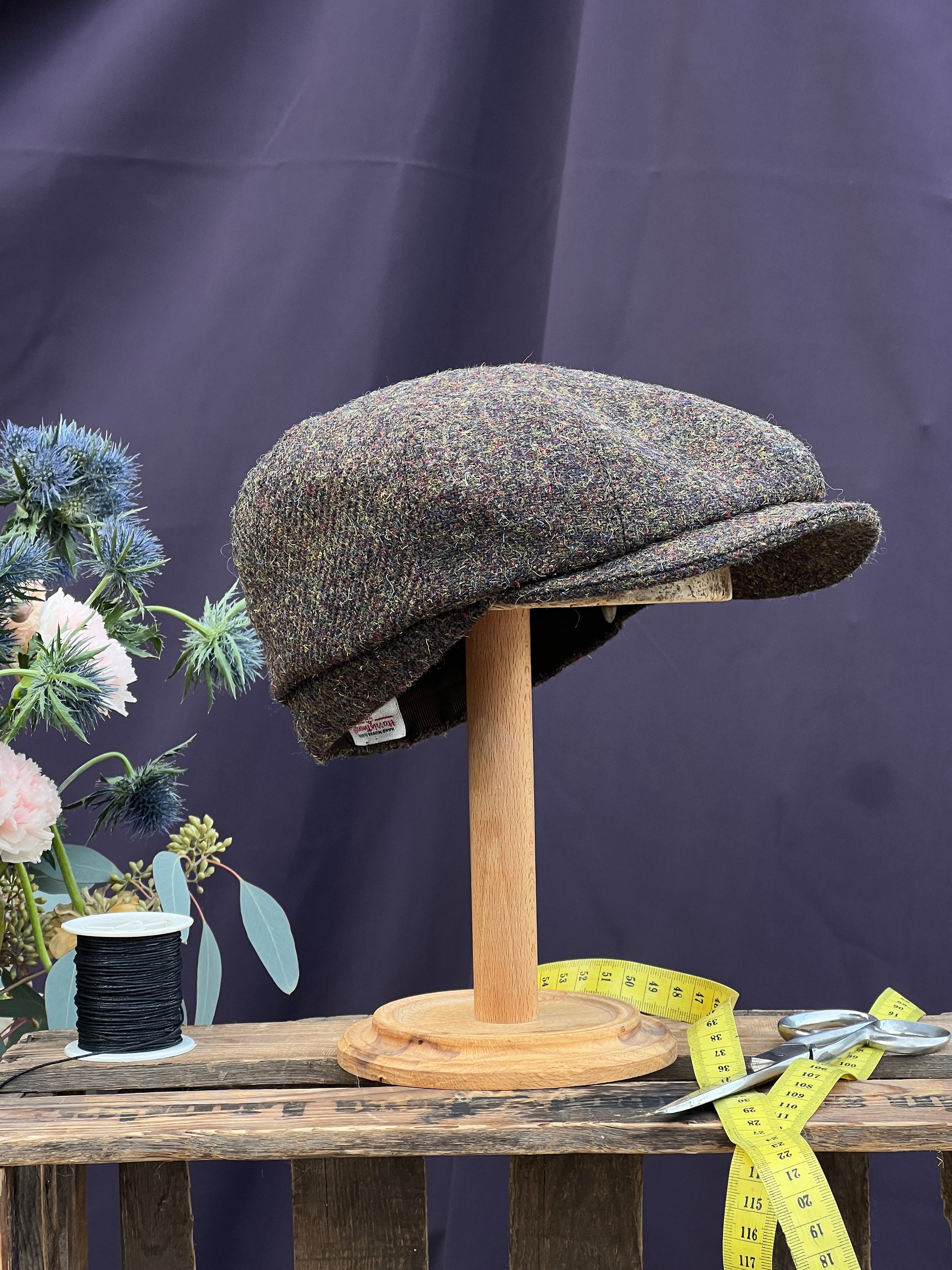 Studio Bosche klassische handgefertigte Bakerboy/Zeitungsjungenmütze Wolle Harris Tweed Seite Vorne