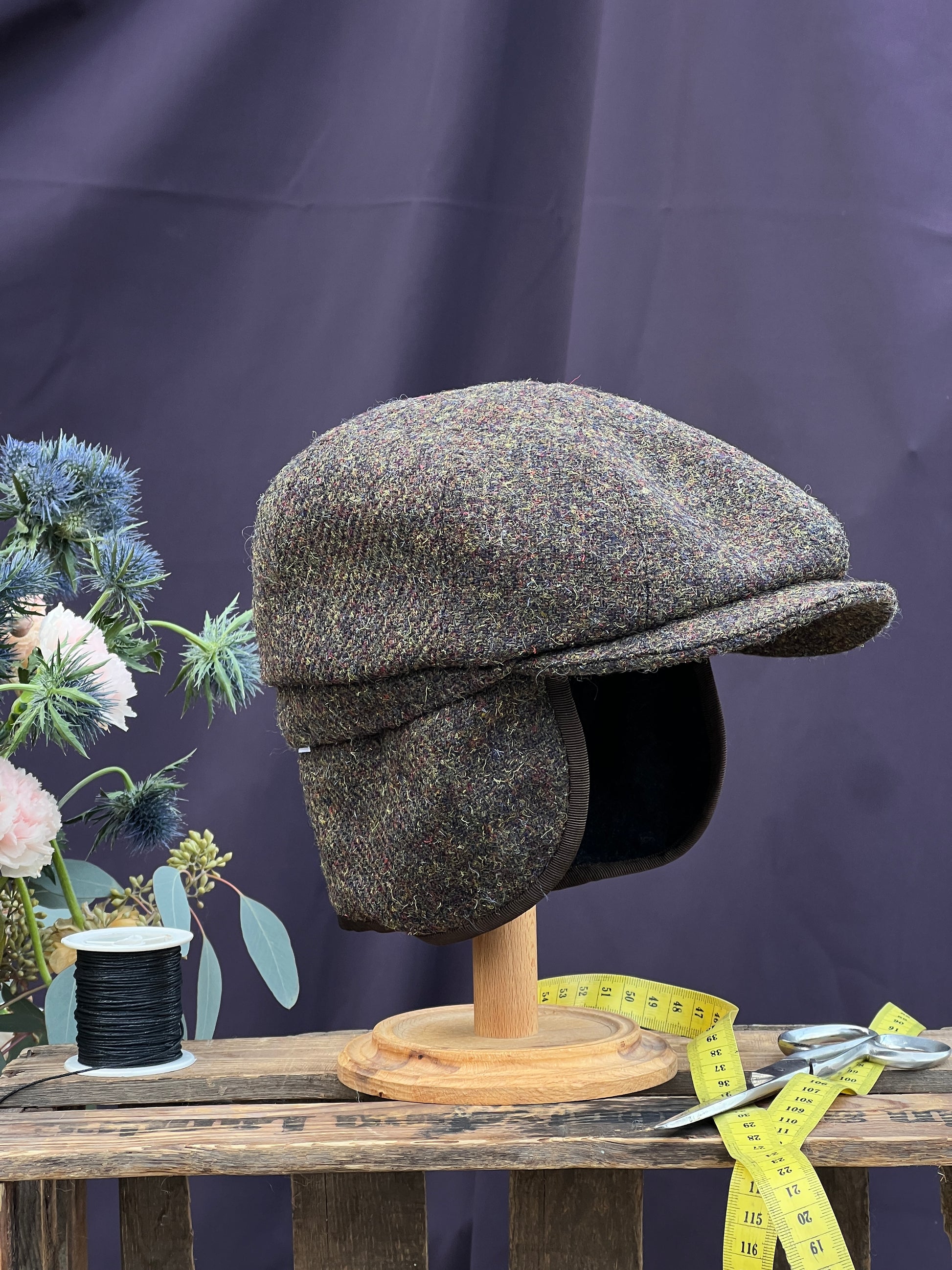 Studio Bosche klassische handgefertigte Bakerboy/Zeitungsjungenmütze Wolle Harris Tweed Seite vorne Ohrenklappen
