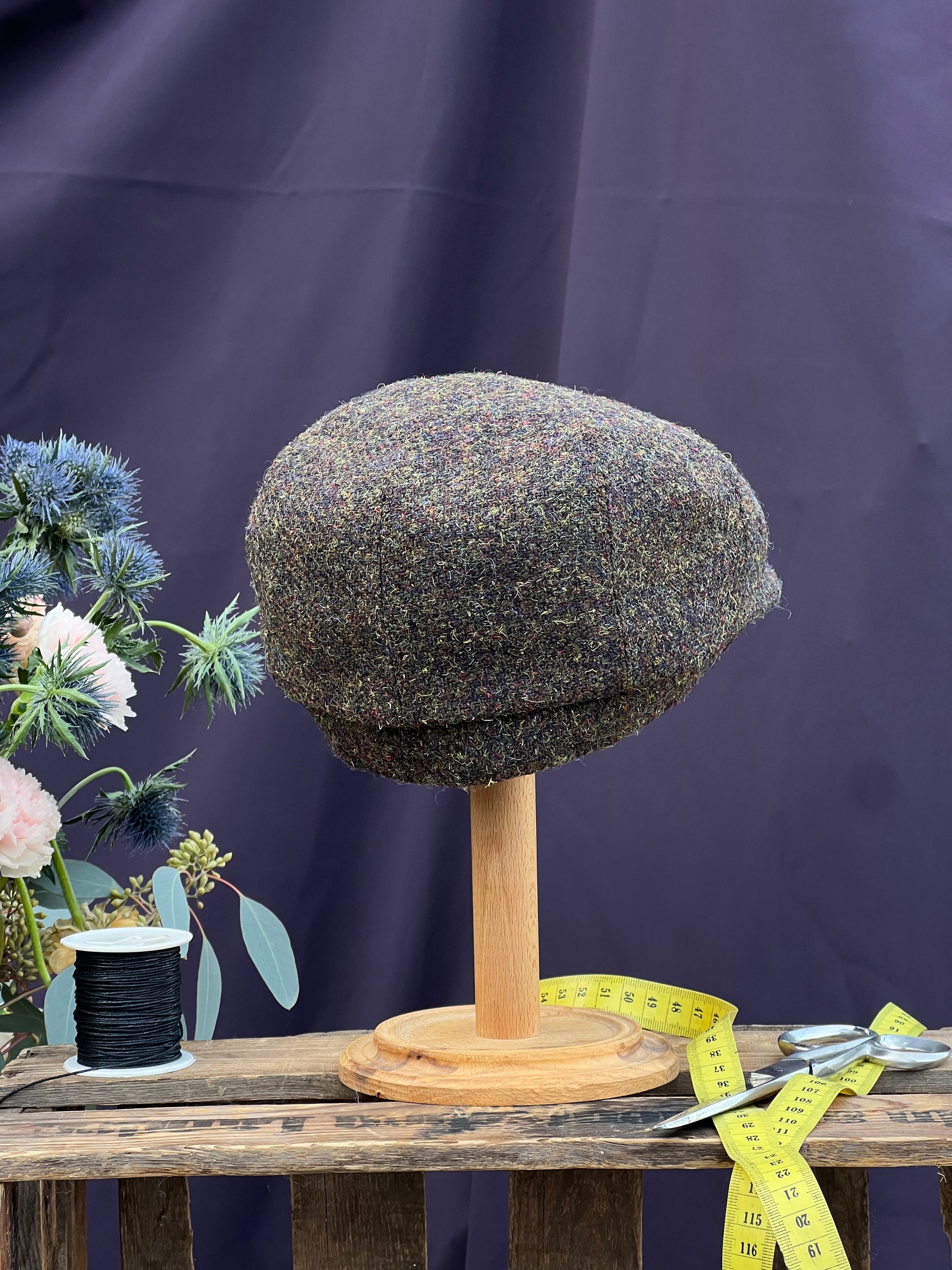Studio Bosche klassische handgefertigte Bakerboy/Zeitungsjungenmütze Wolle Harris Tweed Seite Hinten