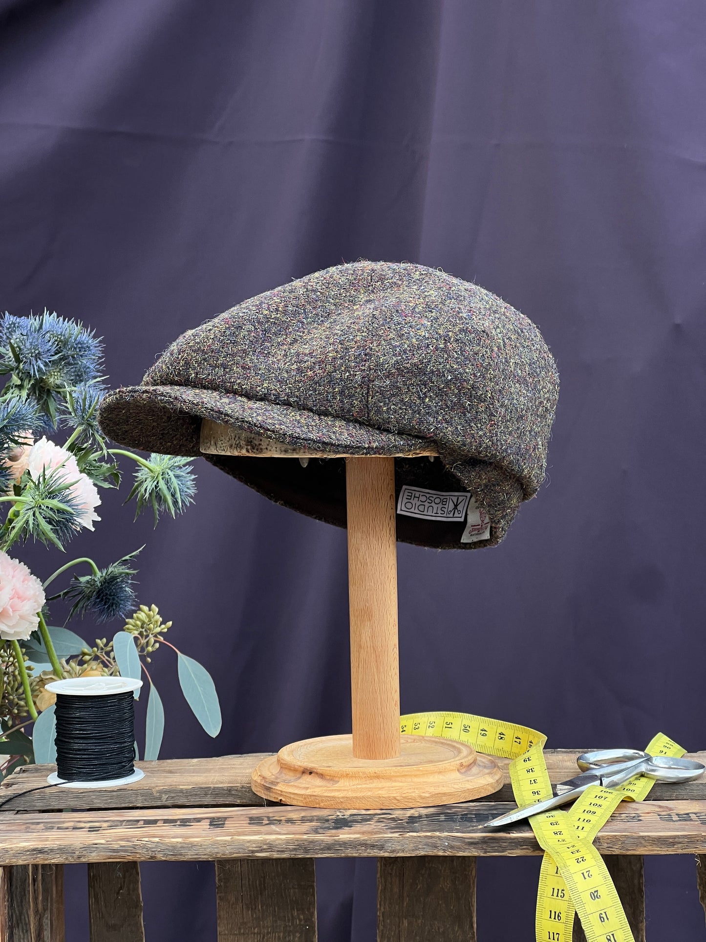 Studio Bosche klassische handgefertigte Bakerboy/Zeitungsjungenmütze Wolle Harris Tweed Seite Vorne